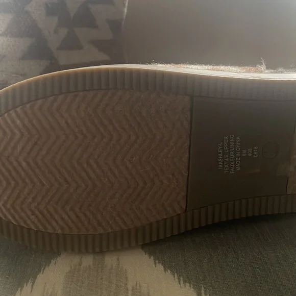 Warm comfy fur line boots - Picture 2 of 3